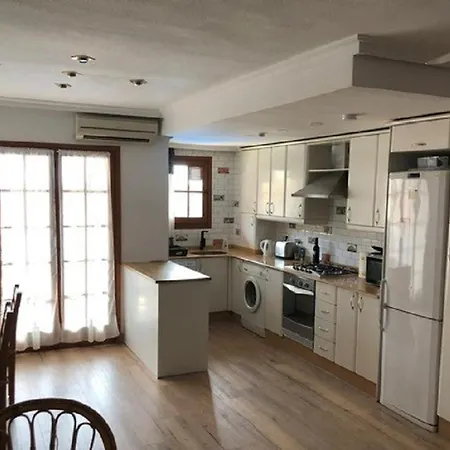 Apartment Valencia, Ideally Located 3bed-2bath Apart.few Mints Walk From Beach,pool,shop. *