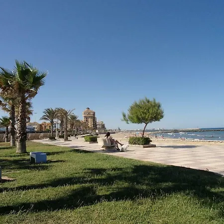 Valencia, Ideally Located 3bed-2bath Apart.few Mints Walk From Beach,pool,shop.